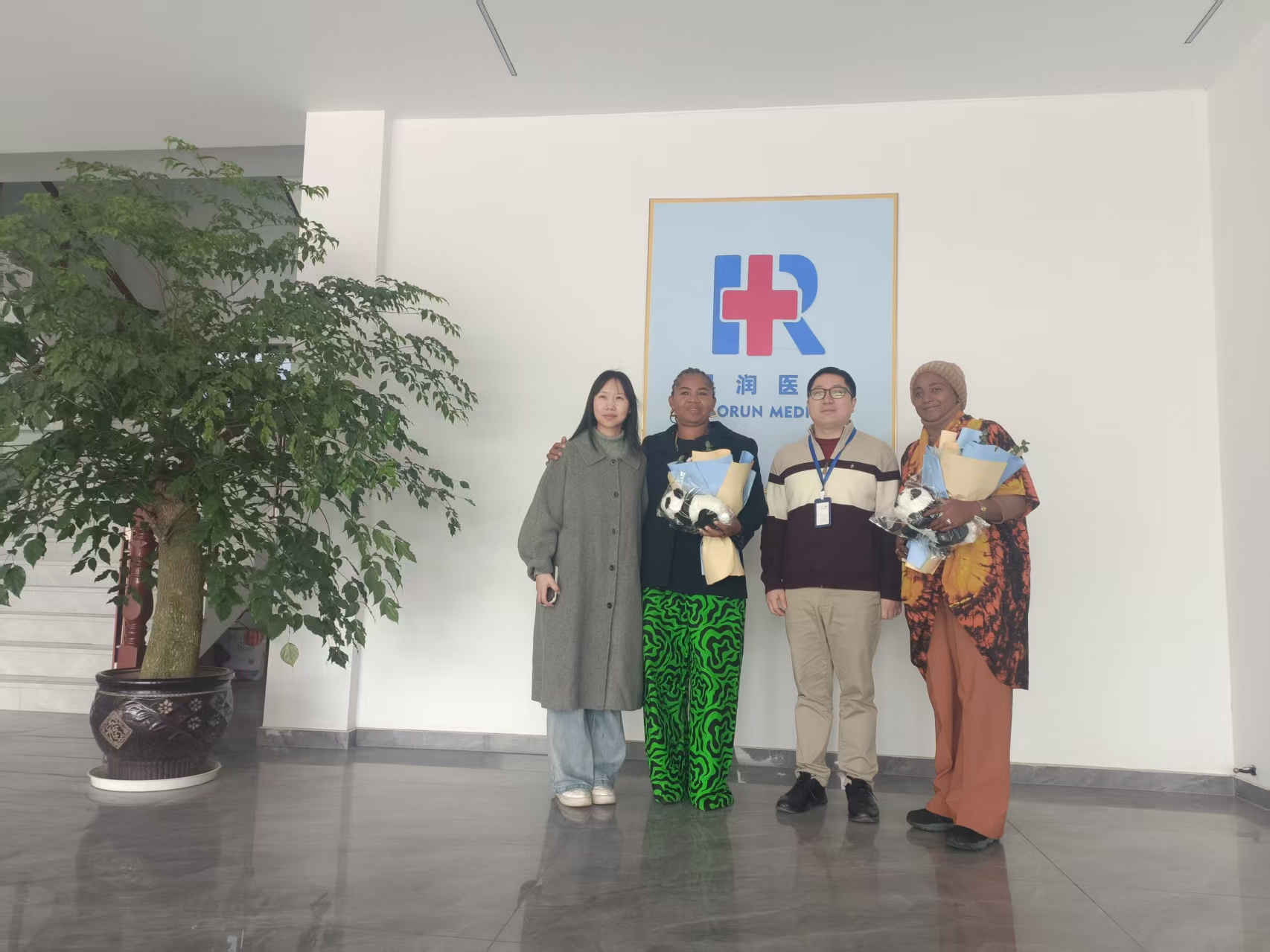 နိုင်ဂျီးရီးယားကျန်းမာရေးဝန်ကြီးဌာနမှ ကိုယ်စားလှယ်အဖွဲ့သည် Haoron Medical Products Co., Ltd. သို့ သွားရောက်ကြည့်ရှုစစ်ဆေးခြင်းနှင့် ပြန်လည်သုံးသပ်ခြင်း။