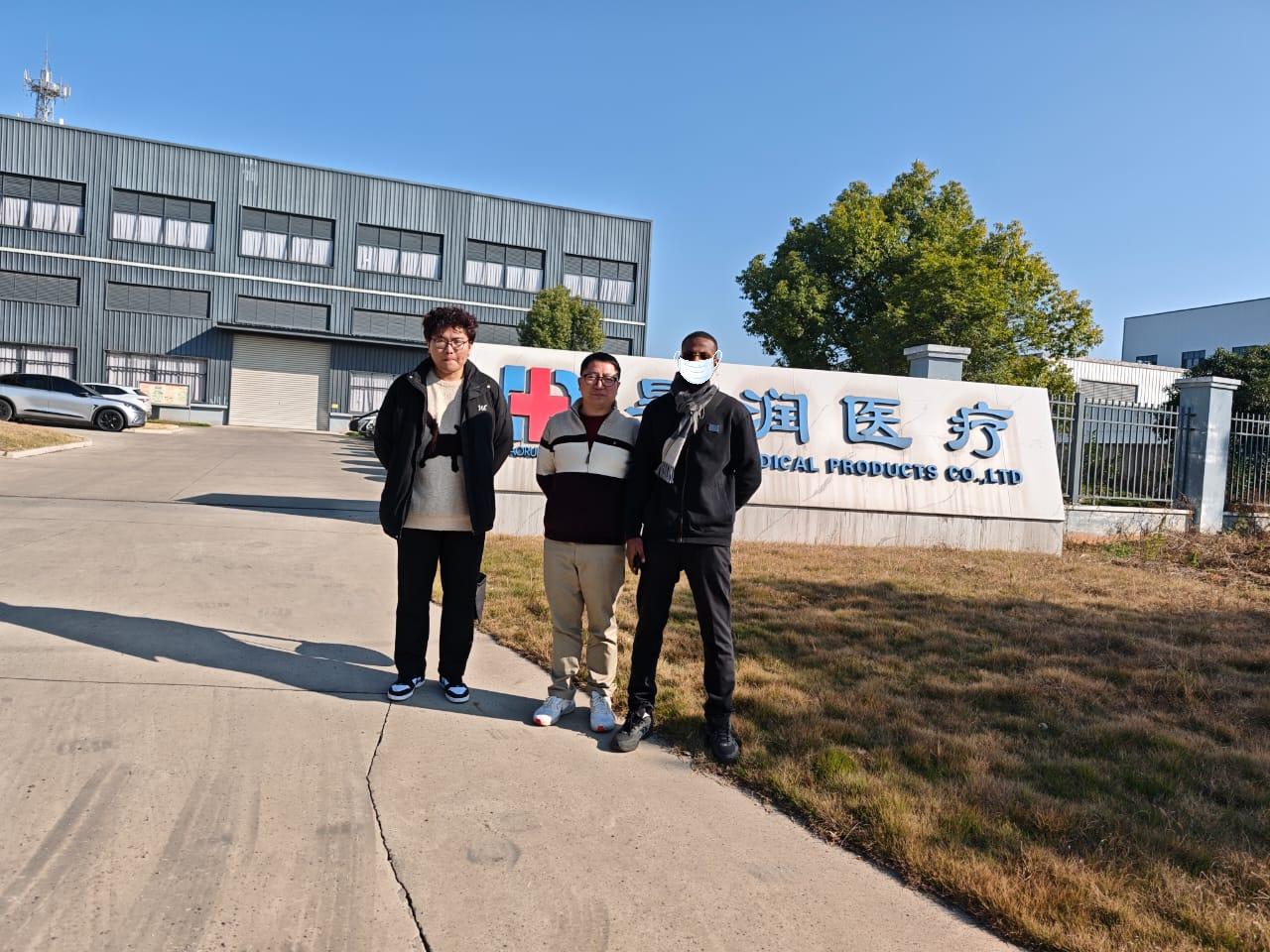 2025 ခုနှစ် ဒီဇင်ဘာလ 15 ရက်နေ့တွင် အာဖရိက ဖောက်သည်သည် ကျွန်ုပ်တို့၏ စက်ရုံသို့ လာရောက်လည်ပတ်သည်- အတွင်းကျကျ ပူးပေါင်းဆောင်ရွက်မှု အလားအလာကို မြှင့်တင်ပေးခြင်း