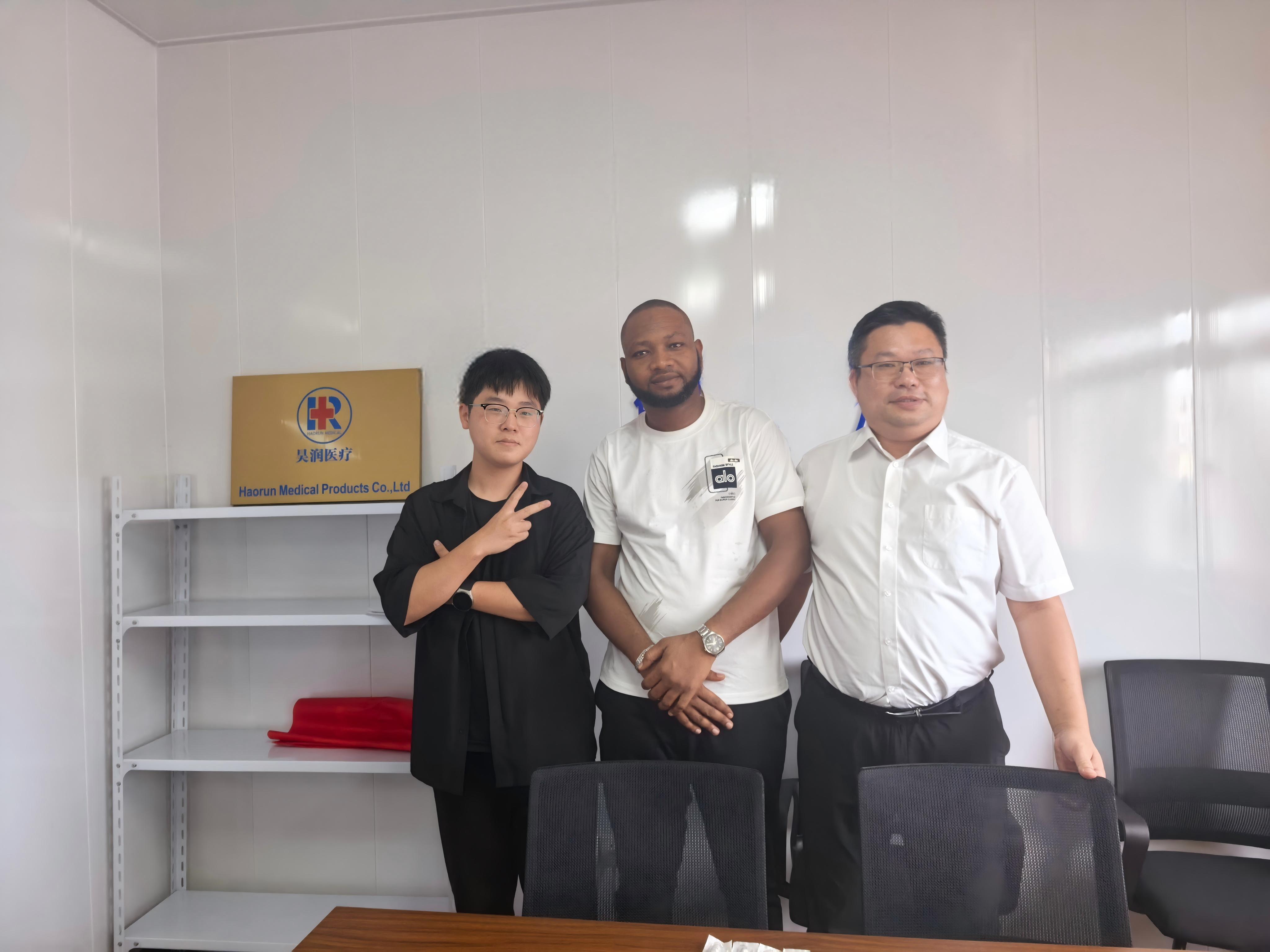 ဖောက်သည်များသည် Haorun ဆေးဘက်ဆိုင်ရာစက်ရုံသို့သွားရောက်လည်ပတ်ပြီးနောက်အမှာစာတင်ခဲ့သည်။